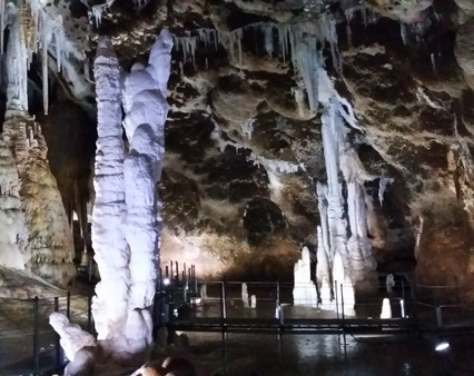 foto da http://pedrarubia.com/visite-alla-grotta-di-santa-barbara-a-iglesias